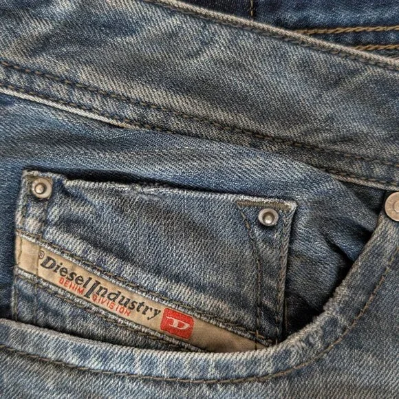 NWT Diesel Larkee Regular Straight Jeans W40 L32 Medium Wash Premium Denim